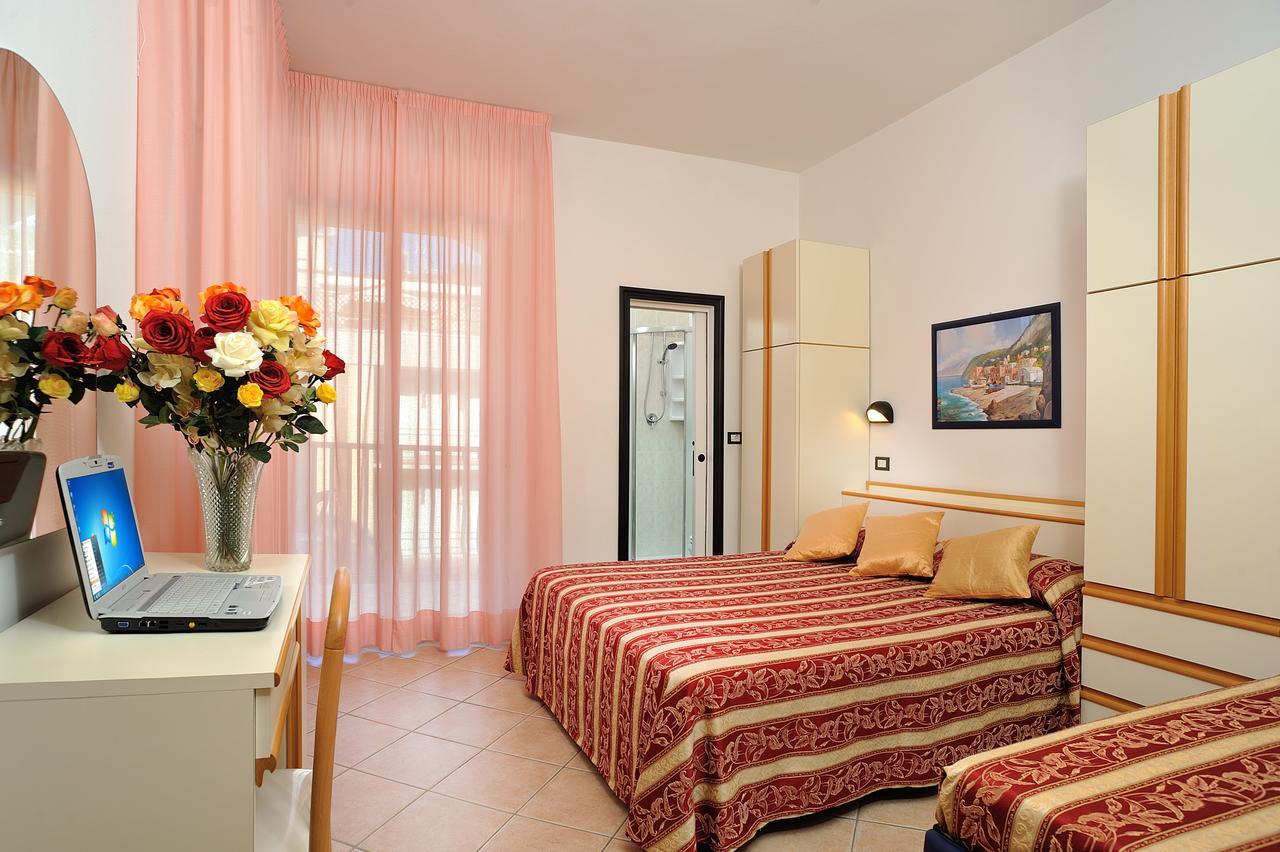 Hotel Amedeo Misano Adriatico Esterno foto