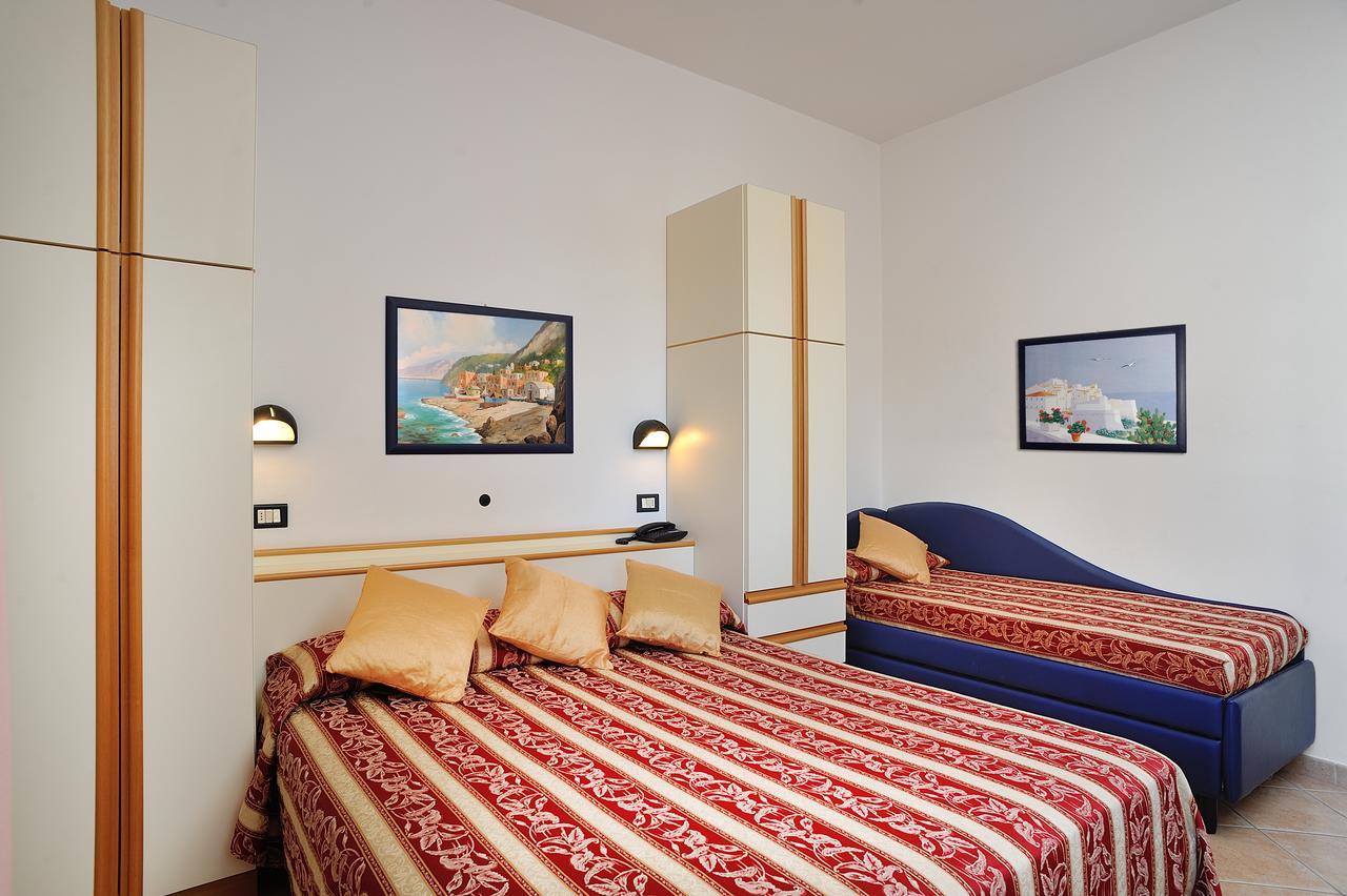 Hotel Amedeo Misano Adriatico Esterno foto