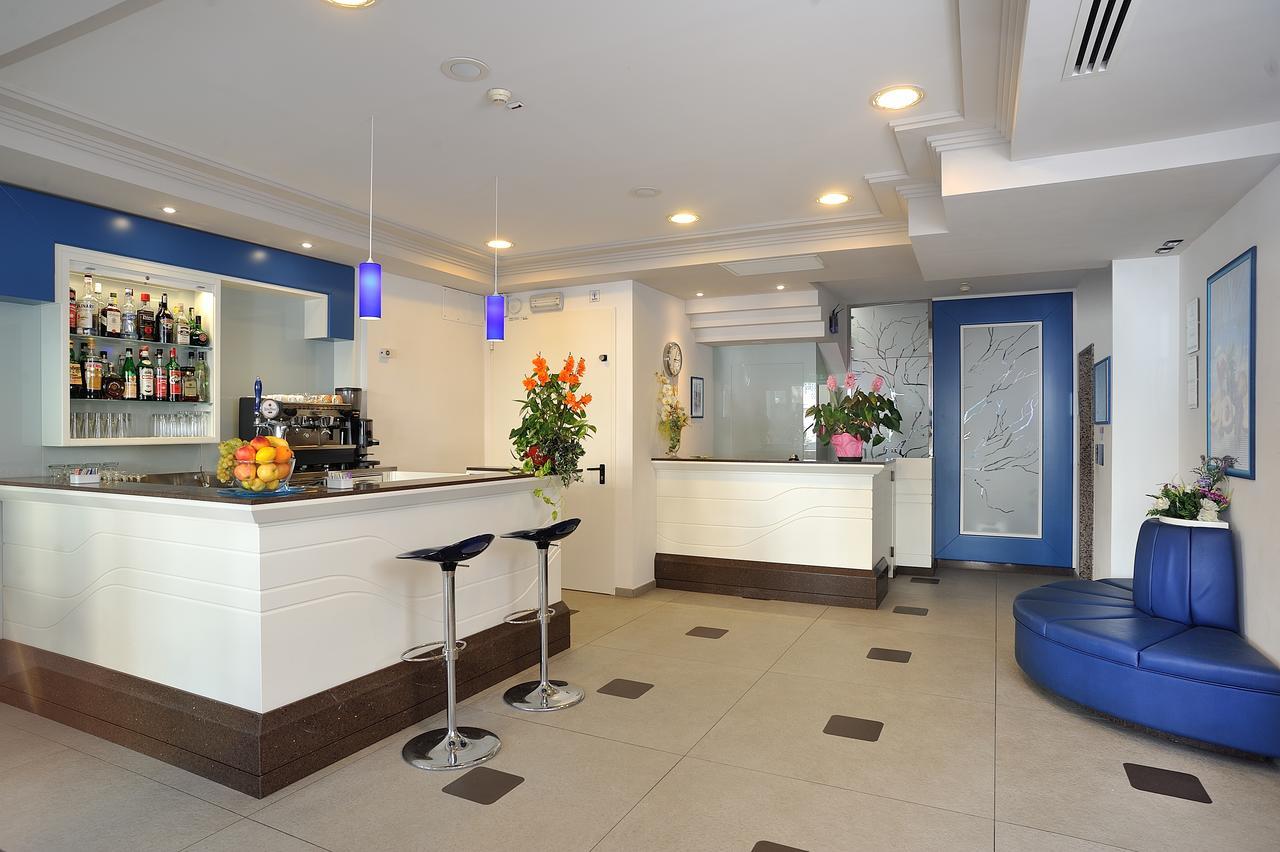 Hotel Amedeo Misano Adriatico Esterno foto