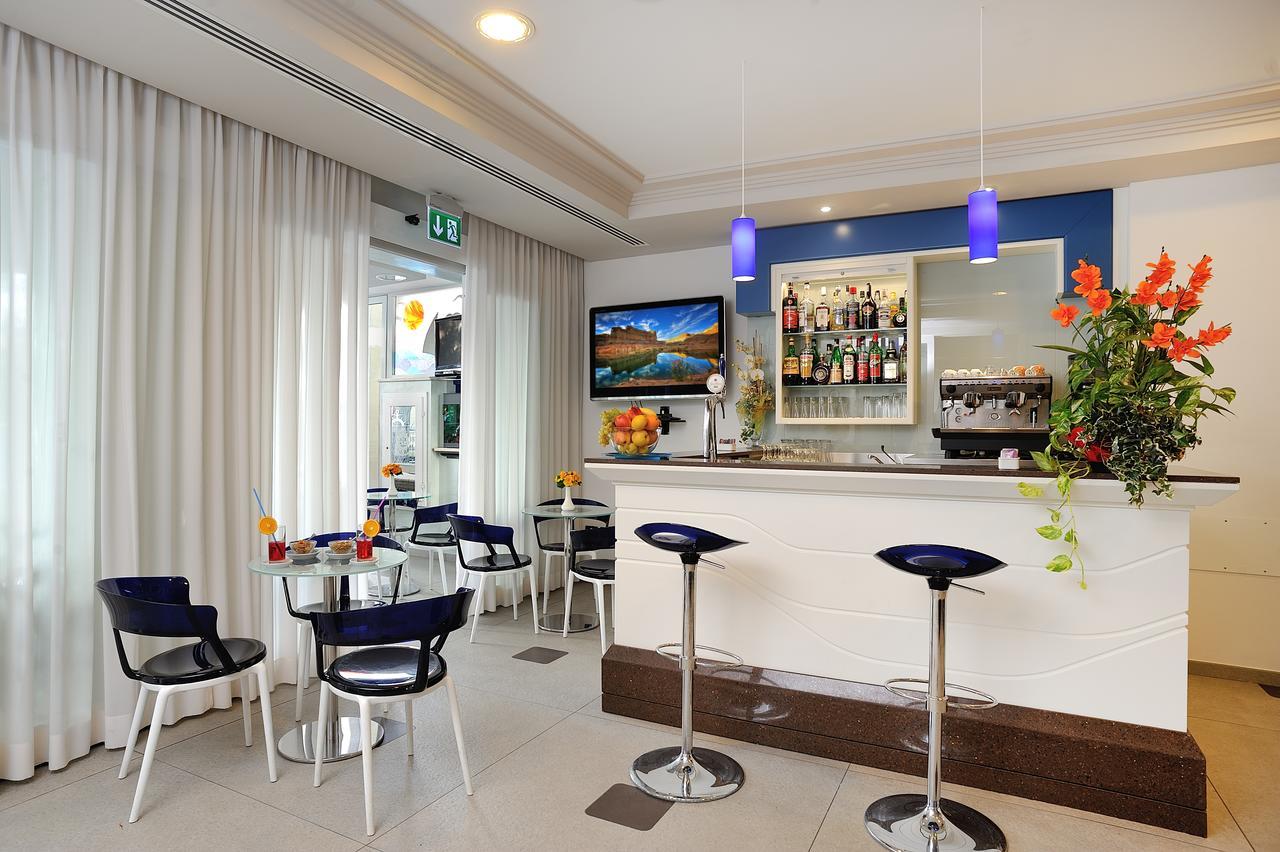 Hotel Amedeo Misano Adriatico Esterno foto