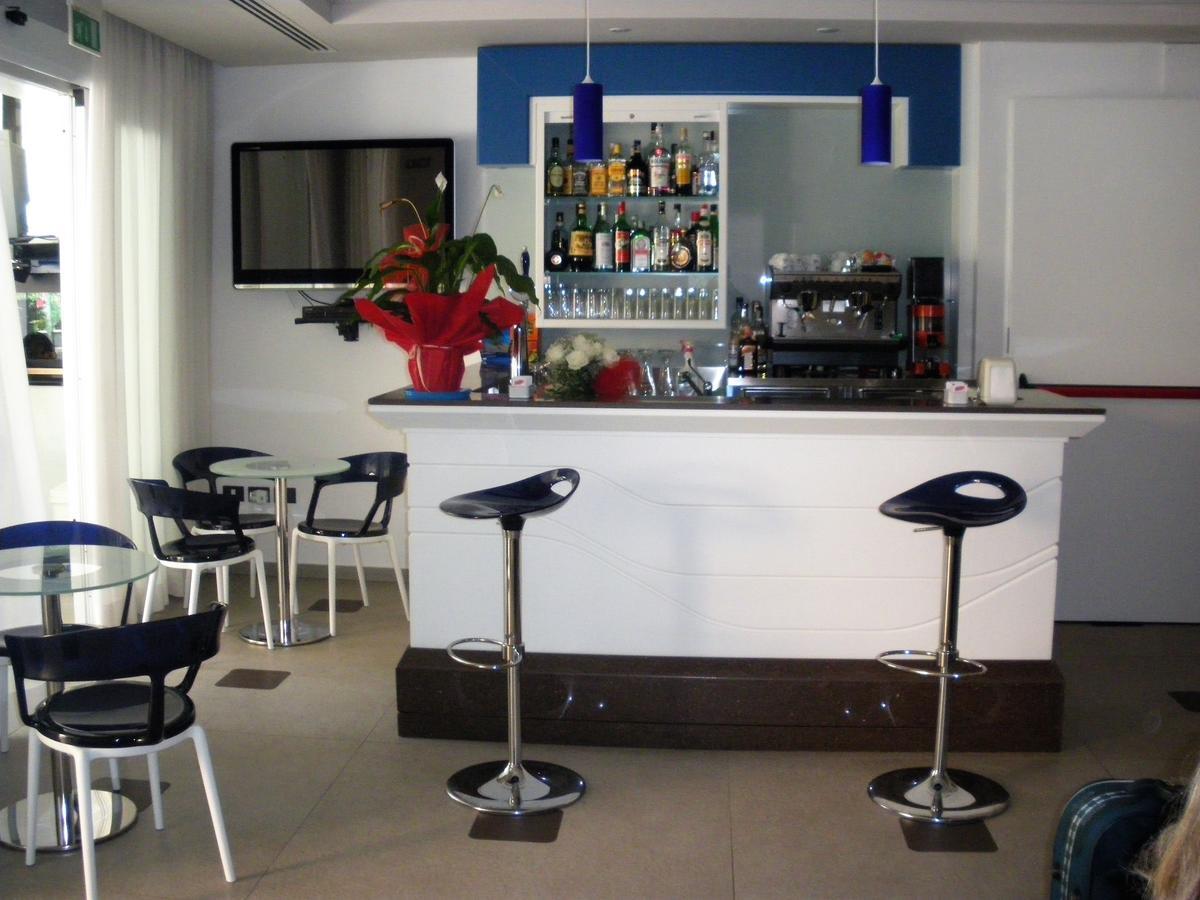 Hotel Amedeo Misano Adriatico Esterno foto