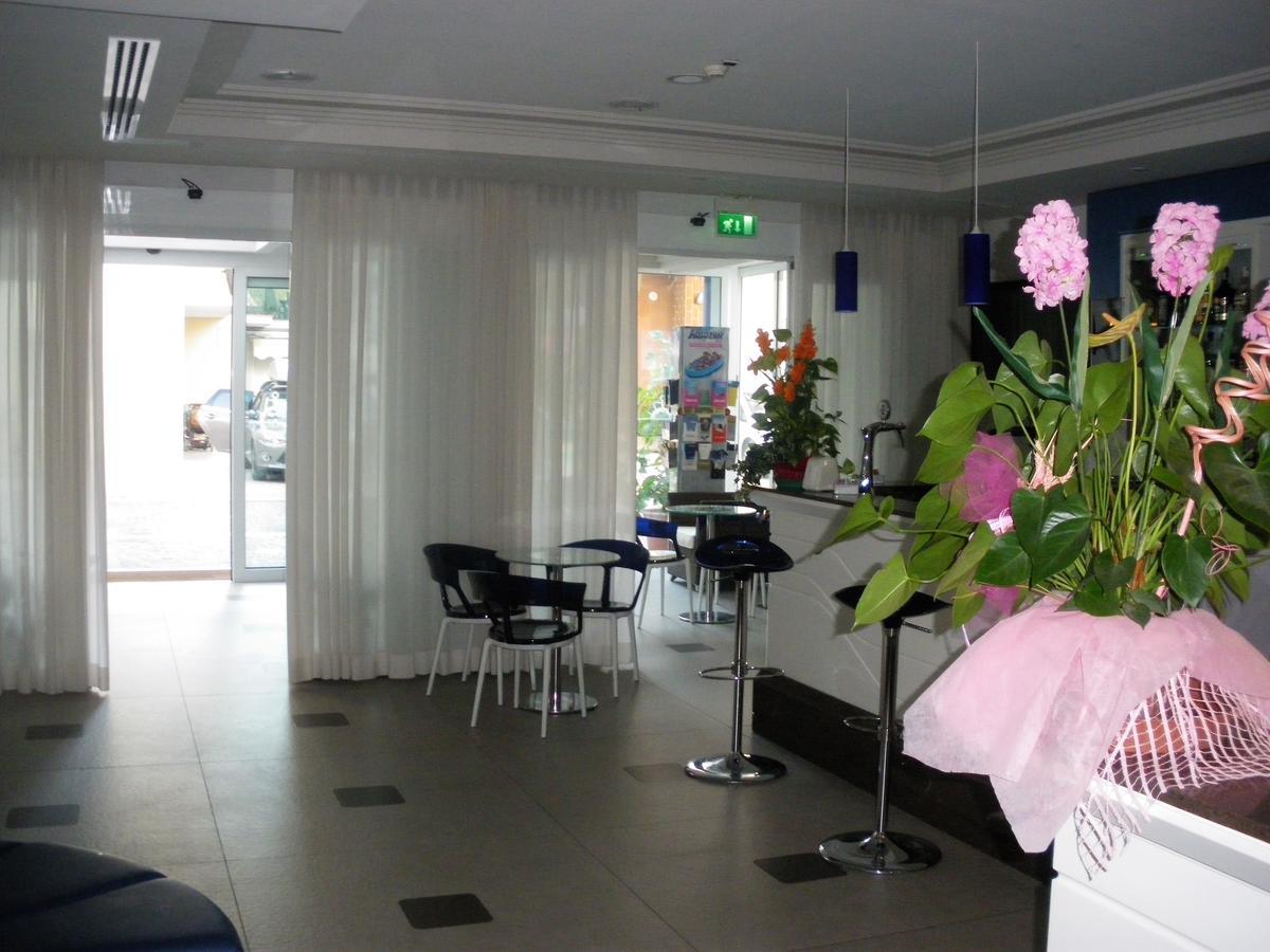 Hotel Amedeo Misano Adriatico Esterno foto
