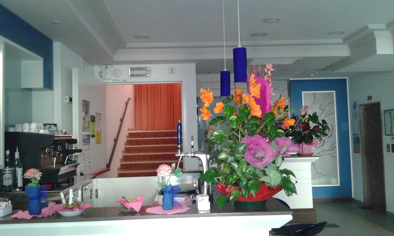 Hotel Amedeo Misano Adriatico Esterno foto