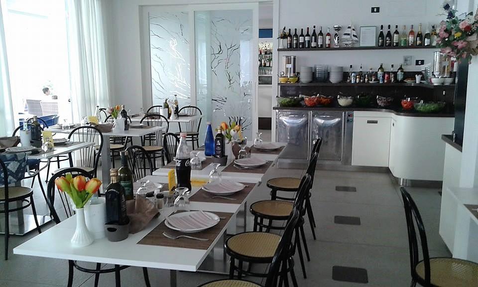 Hotel Amedeo Misano Adriatico Esterno foto
