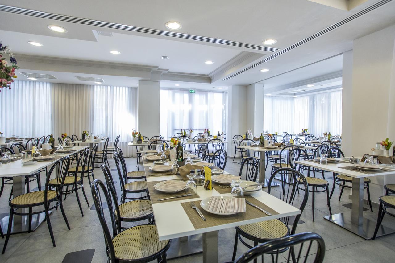Hotel Amedeo Misano Adriatico Esterno foto